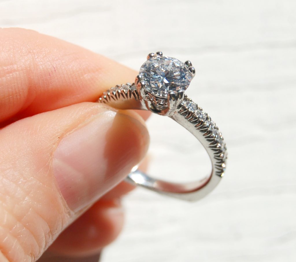 Hoe draag je je diamanten ring?